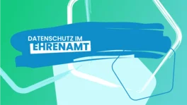 Illustration mit türkisem Verlauf und geschwungener blauer Fläche mit der Aufschrift Datenschutz im Ehrenamt